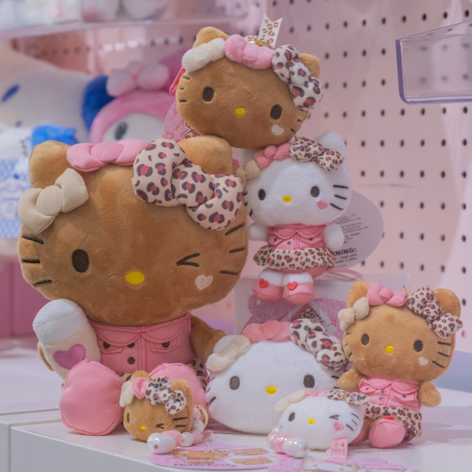 Hello Kitty Suntan Leopard Charm (Trendy Birthday Series)